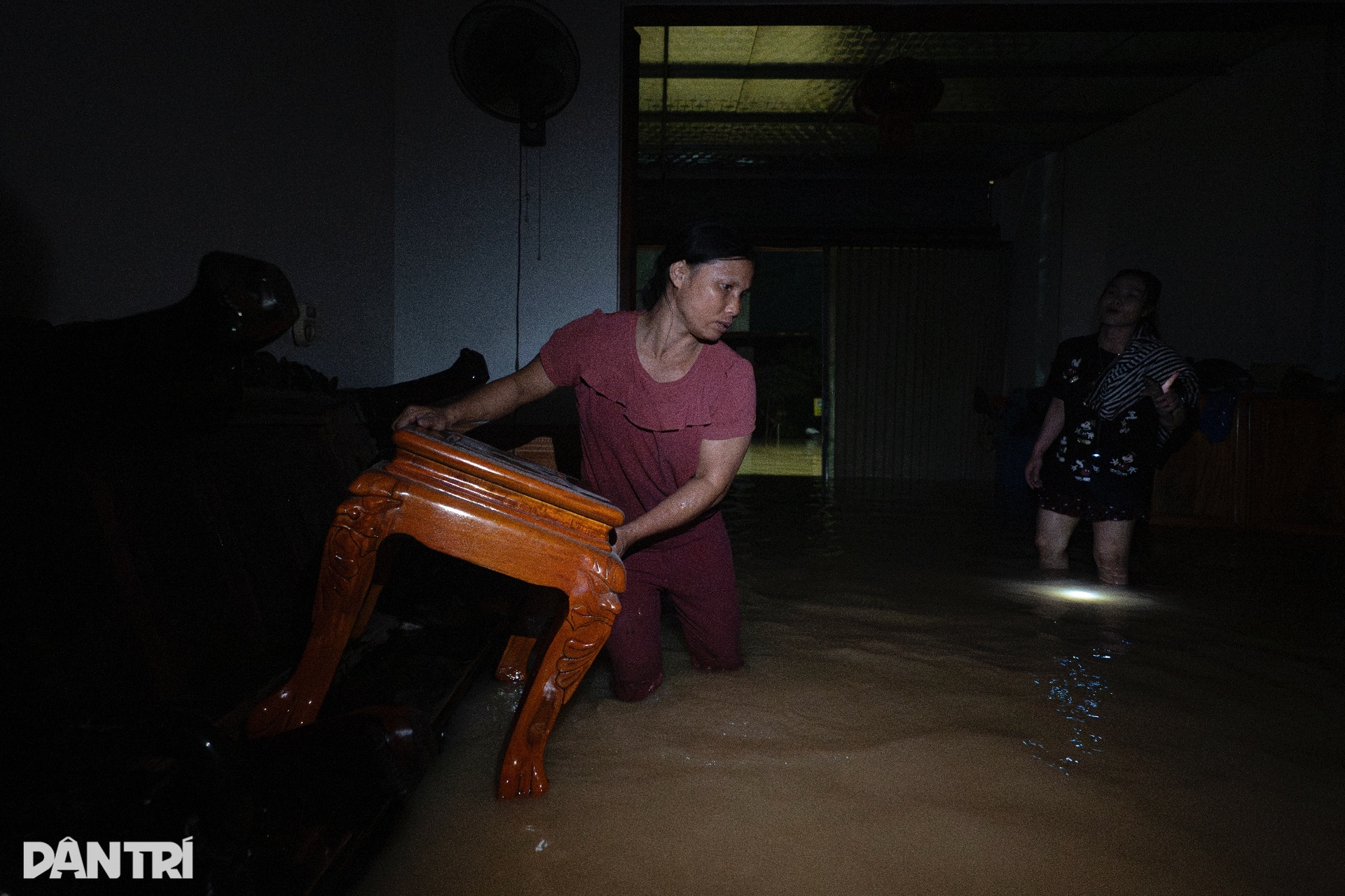 Bỏ ti vi, tủ lạnh... người dân Bắc Ninh trắng đêm chạy lũ lịch sử - 4 Bỏ ti vi, tủ lạnh... người dân Bắc Ninh trắng đêm chạy lũ lịch sử - 4