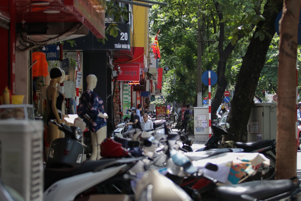 Hà Nội: Đổ xô đi bán vàng kiếm lời sau khi vàng tăng cao kỷ lục - 15 Hà Nội: Đổ xô đi bán vàng kiếm lời sau khi vàng tăng cao kỷ lục - 15