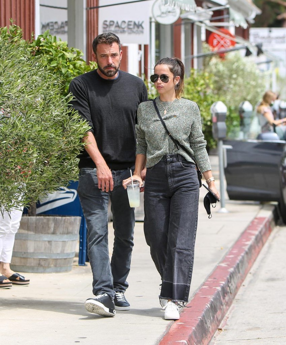 Bond-girl Ana de Armas chia tay bạn trai hơn 16 tuổi - 7 Bond-girl Ana de Armas chia tay bạn trai hơn 16 tuổi - 7