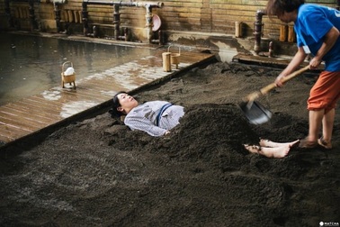 Rượu, axit và cát: Những onsen có một không hai ở Nhật Bản