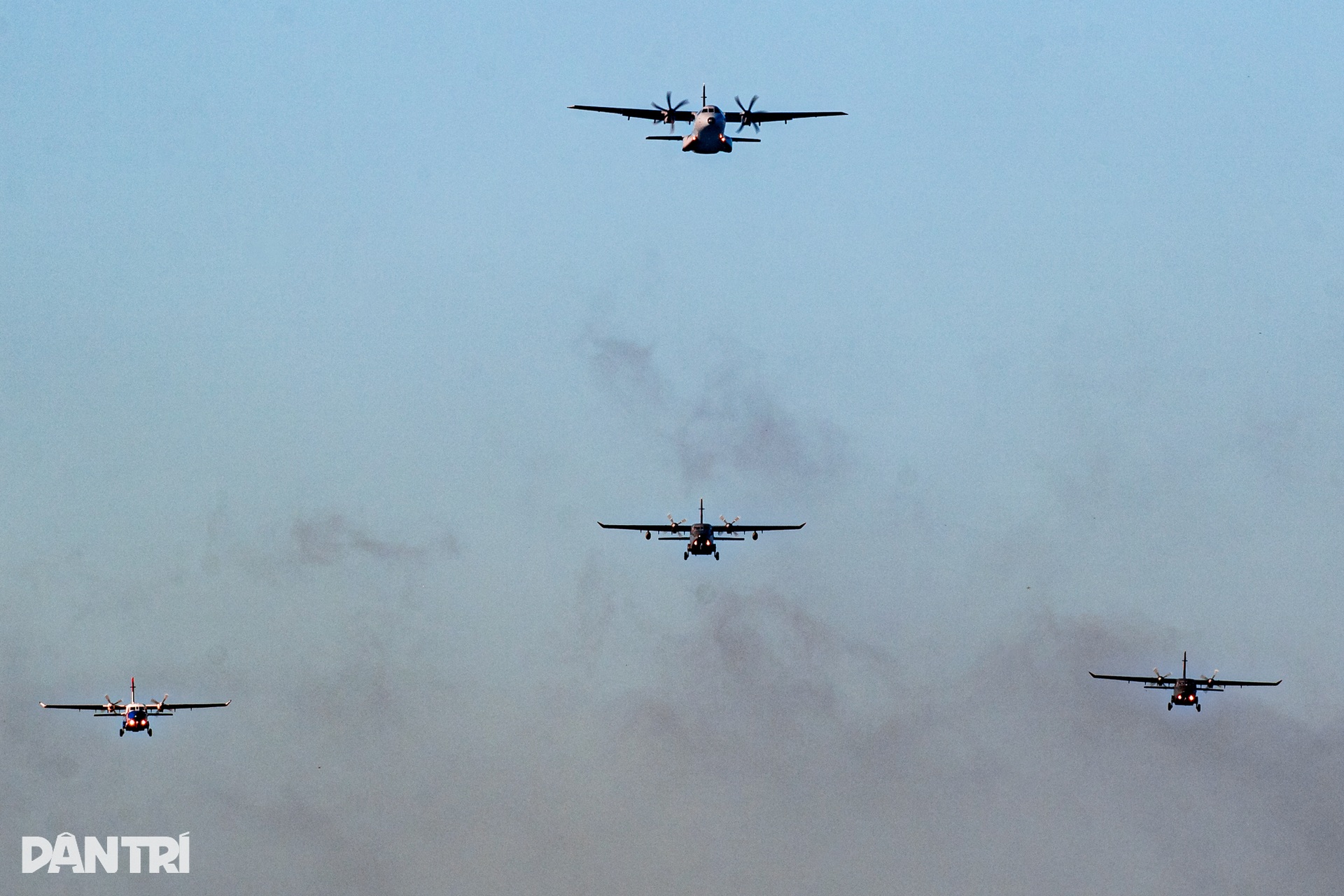 Casa C-295 khoác áo mới, hợp biên 4 máy bay vận tải trên bầu trời Hà Nội - 9