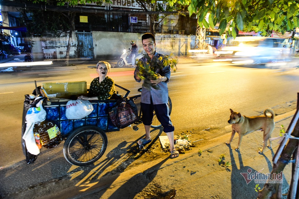 Chàng trai nghèo chở mẹ đi nhặt phế liệu khắp Sài Gòn - 18 Chàng trai nghèo chở mẹ đi nhặt phế liệu khắp Sài Gòn - 18