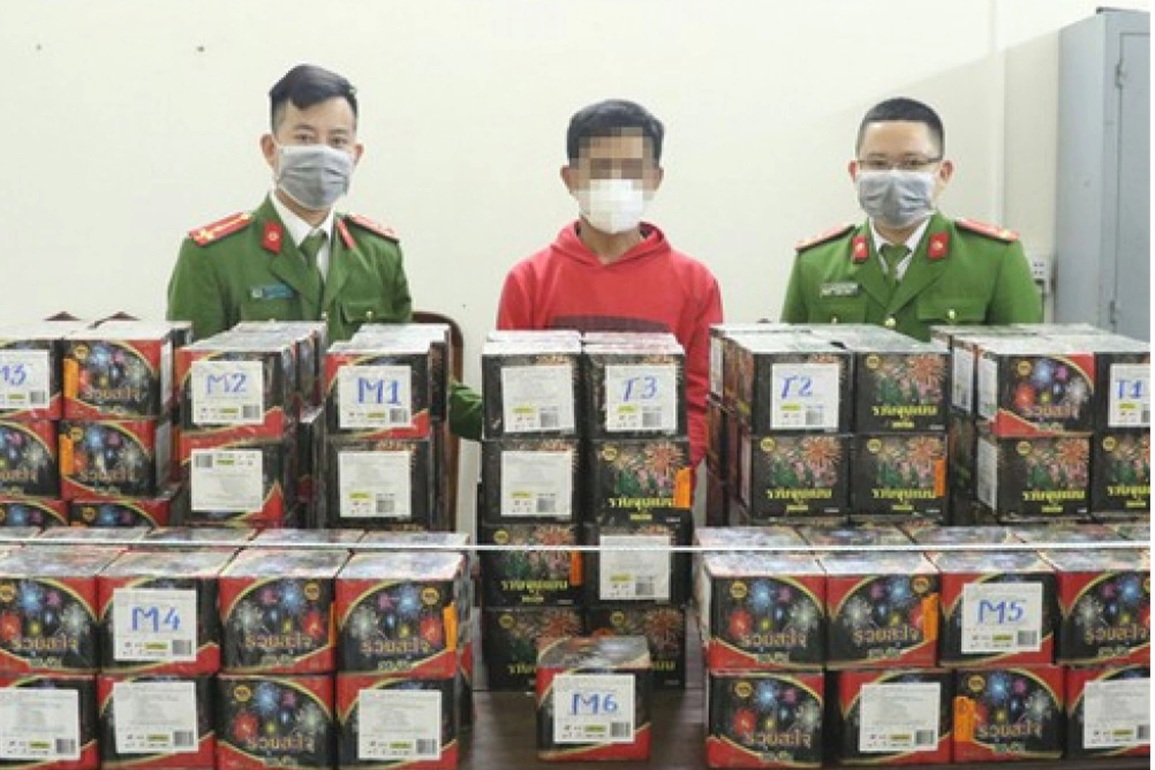 Mới đầu năm đã mua hơn 2 tạ pháo trên mạng về bán kiếm lời - 1 Mới đầu năm đã mua hơn 2 tạ pháo trên mạng về bán kiếm lời - 1