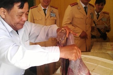 Bắt xe khách biển Lào chở gần 1 tấn nội tạng thối