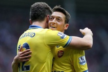 Ozil ra mắt, Arsenal đè bẹp Sunderland trên đất khách