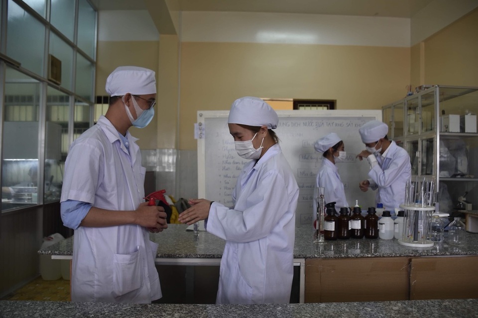 Các trường sản xuất nước rửa tay, khẩu trang tặng người dân phòng dịch - 2 Các trường sản xuất nước rửa tay, khẩu trang tặng người dân phòng dịch - 2