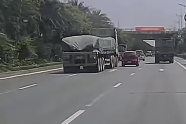 Xe đầu kéo chuyển làn ẩu, tông xe con lộn vòng