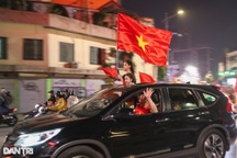 Khách Trung Quốc có đêm mất ngủ, choáng vì tình yêu nước của người Việt