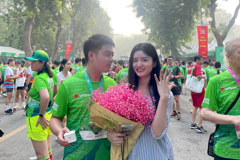 Hà Nội: Cô gái xinh đẹp bật khóc khi bạn trai chạy 21km về cầu hôn - 2 Hà Nội: Cô gái xinh đẹp bật khóc khi bạn trai chạy 21km về cầu hôn - 2