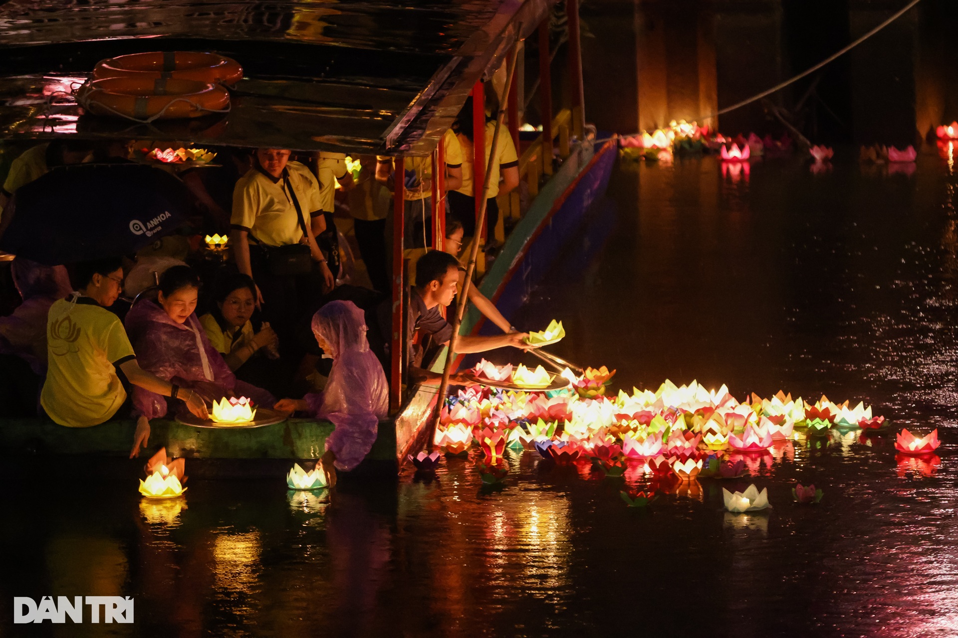 Hàng nghìn người tham gia Đêm hội hoa đăng ở chùa Pháp Hoa - 13 Hàng nghìn người tham gia Đêm hội hoa đăng ở chùa Pháp Hoa - 13