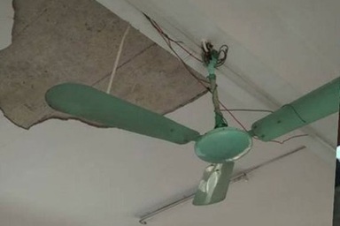 Học sinh nhập viện do mảng vữa trần rơi trúng đầu: Sở GD&ĐT nói gì?