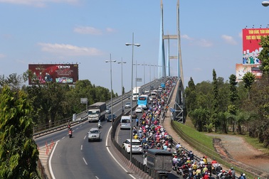 Mùng 6 Tết, đường trở lại TPHCM, dòng xe nhích từng chút một