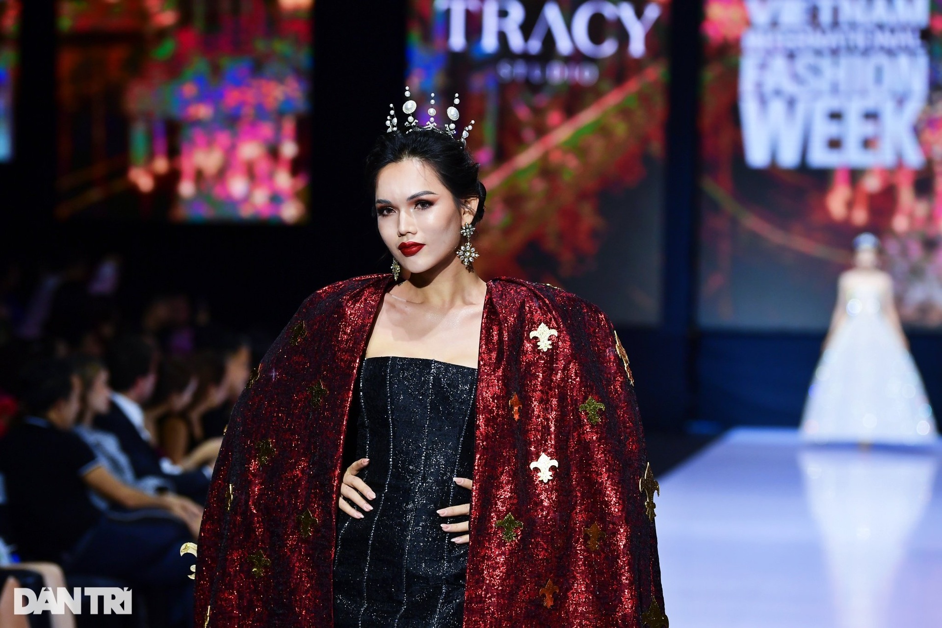 Mãn nhãn trước những thiết kế váy hoàng hậu của nhà mốt Việt - 8 Mãn nhãn trước những thiết kế váy hoàng hậu của nhà mốt Việt - 8