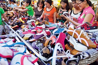 Giày dép Trung Quốc vào tận đại lý bán hàng Việt Nam