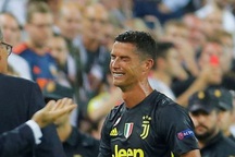 C.Ronaldo ấm ức vì phải mua quà tặng cả đội Juventus