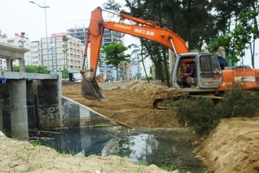 "Bịt" các rãnh nước hôi thối đổ ra bãi biển Sầm Sơn