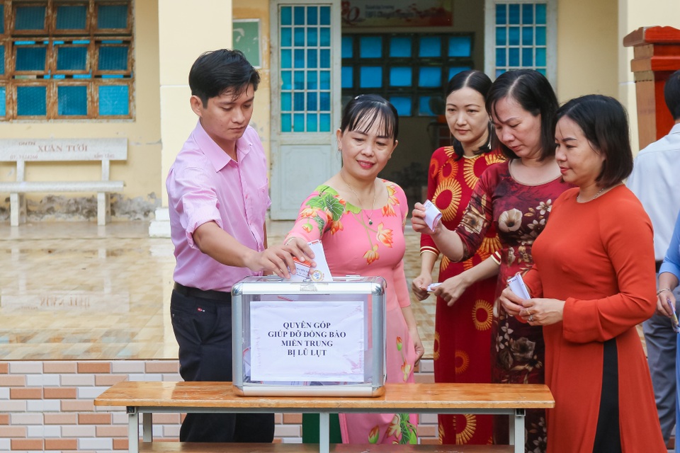 Học sinh Sóc Trăng, Bạc Liêu quyên góp ủng hộ đồng bào miền Trung - 1 Học sinh Sóc Trăng, Bạc Liêu quyên góp ủng hộ đồng bào miền Trung - 1