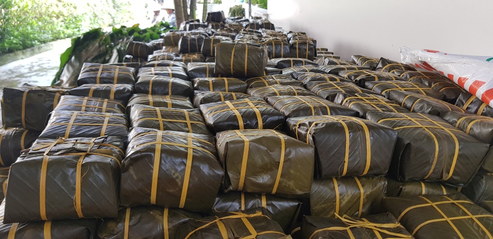 Thâu đêm nấu bánh chưng phục vụ ngày cúng ông Táo - 6 Thâu đêm nấu bánh chưng phục vụ ngày cúng ông Táo - 6