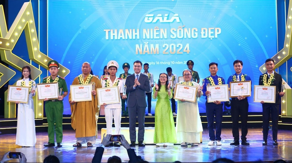 Những tấm gương sống đẹp trên lĩnh vực kinh tế và giáo dục - 1 Những tấm gương sống đẹp trên lĩnh vực kinh tế và giáo dục - 1