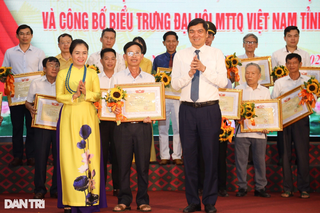 Trao giải cuộc thi sáng tác thơ văn Mặt trận Nghệ An trong lòng dân - 1 Trao giải cuộc thi sáng tác thơ văn Mặt trận Nghệ An trong lòng dân - 1
