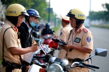 Bộ Công an đề xuất cấm cán bộ, chiến sĩ cho tay vào túi khi làm nhiệm vụ