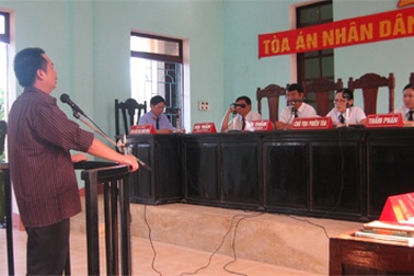 18 năm tù cho kẻ đổ xăng đốt vợ