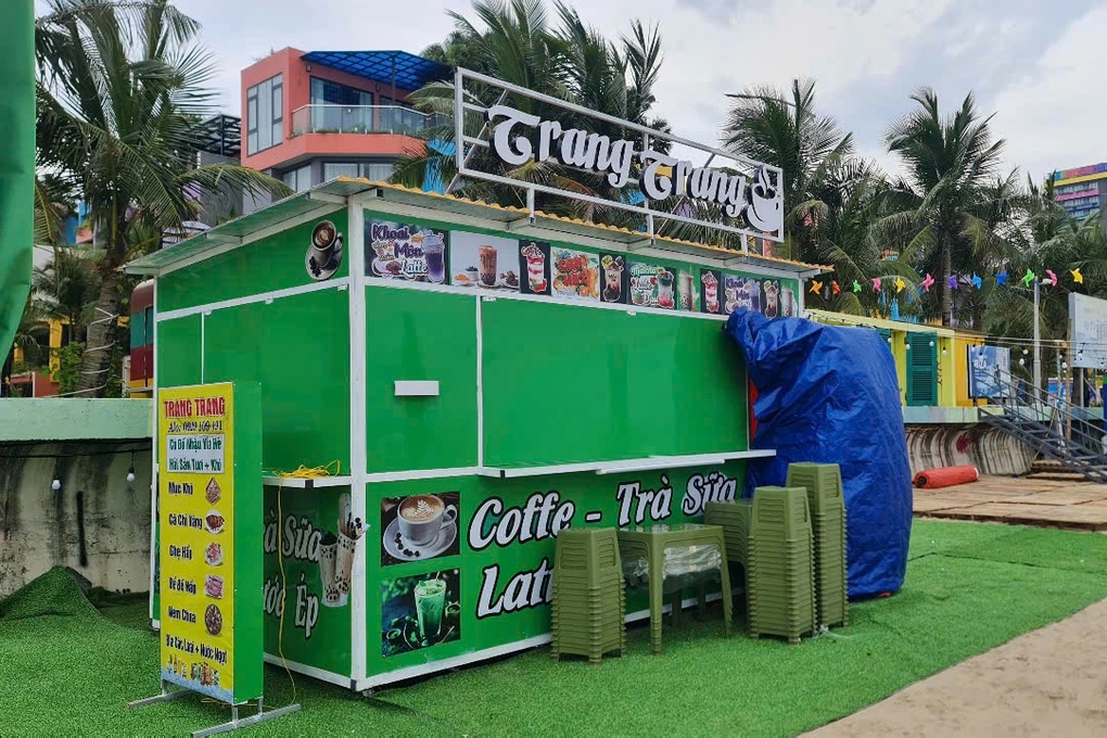 Bãi biển Hoằng Trường ở Thanh Hóa bị xẻ thịt để kinh doanh trái phép - 1 Bãi biển Hoằng Trường ở Thanh Hóa bị xẻ thịt để kinh doanh trái phép - 1