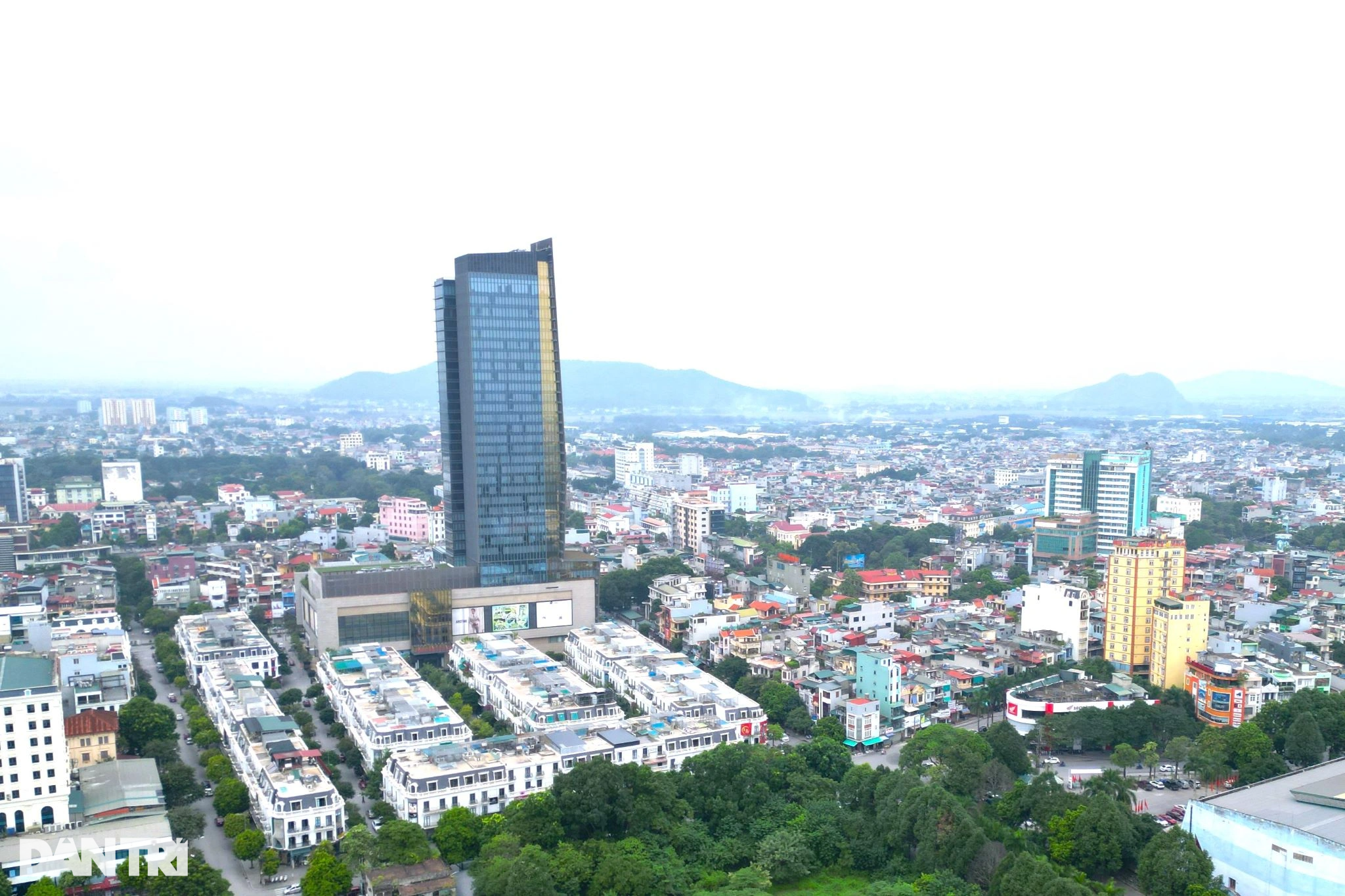 លុបចោលការសម្រេចចិត្តជ្រើសរើសវិនិយោគិនសម្រាប់គម្រោងលំនៅដ្ឋានដែលមានតម្លៃជាង 1,700 ពាន់លានដុង - 1 Bãi bỏ quyết định lựa chọn nhà đầu tư dự án khu dân cư hơn 1.700 tỷ đồng - 1