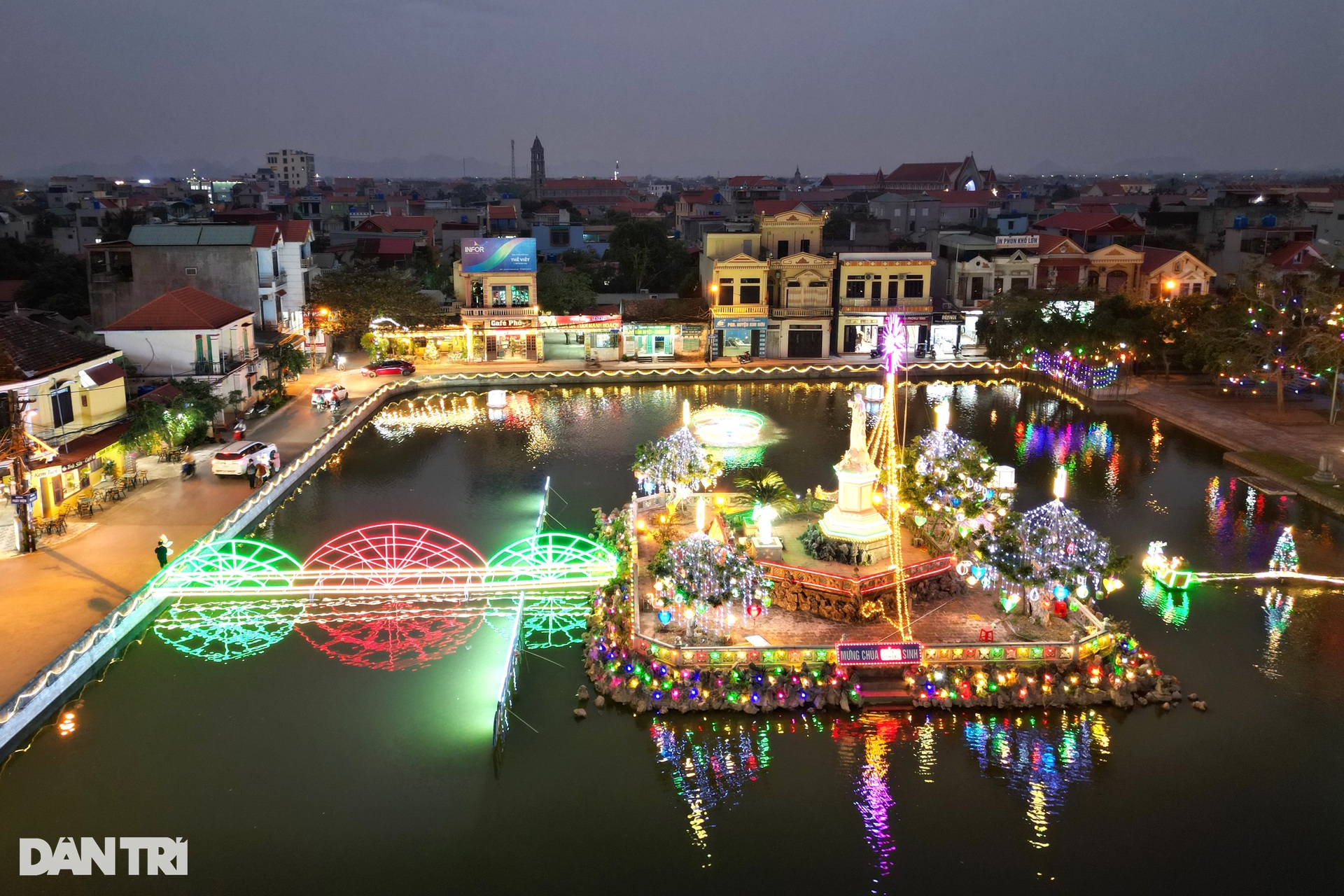 Thánh đường cổ ở kinh đô Công giáo Việt Nam lung linh đón Giáng sinh - 4 Thánh đường cổ ở kinh đô Công giáo Việt Nam lung linh đón Giáng sinh - 4