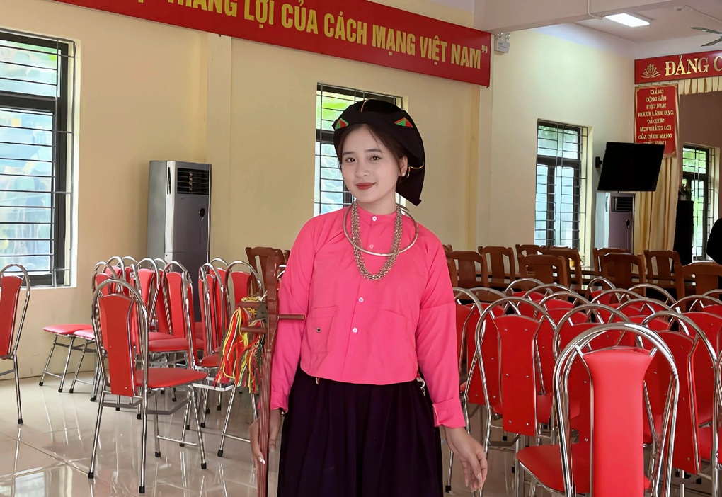 Hoa khôi bóng đá vùng cao diện áo bà ba, gây sốt với màn sút bóng tung lưới - 3 Hoa khôi bóng đá vùng cao diện áo bà ba, gây sốt với màn sút bóng tung lưới - 3