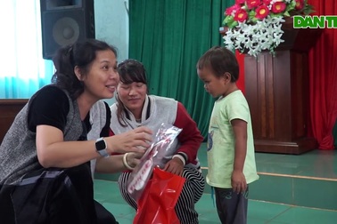 Vượt đèo mang "Trăng Rằm" đến với trẻ em miền núi