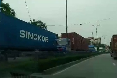 Hình ảnh xe container chạy nườm nượp trên đường Nguyễn Văn Linh (Hải Phòng)