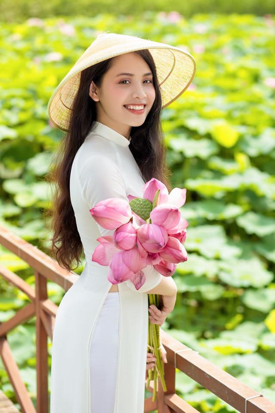 Vẻ đẹp dung dị “hút ánh nhìn” của nữ sinh Ngân hàng - 6 Vẻ đẹp dung dị “hút ánh nhìn” của nữ sinh Ngân hàng - 6