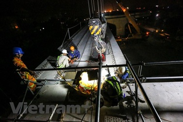 Hà Nội: Công nhân trắng đêm lao dầm xây cầu cạn vành đai 3