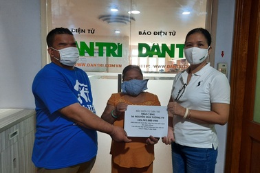 Bạn đọc giúp đỡ vợ chồng khiếm thị bán vé số cứu con gái 6 tuổi bị bại não