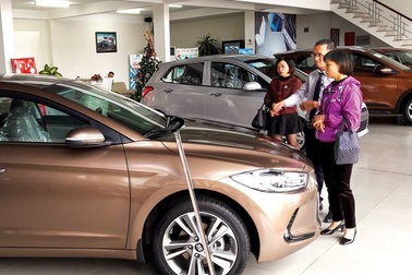 Ô tô nhập tràn về, hạ giá giành khách với xe trong nước