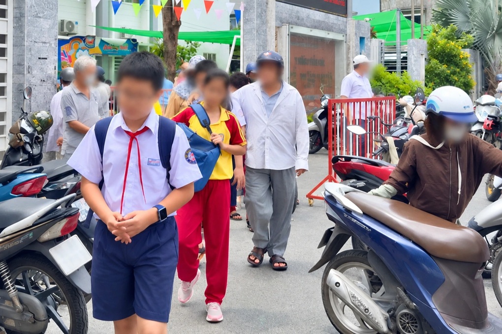 Chưa tổ chức bán trú, phụ huynh TPHCM quay cuồng với 4 lượt đưa đón con mỗi ngày - 1