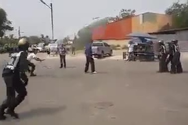 Xem cảnh sát... dùng lưới để khống chế tên cướp có dao