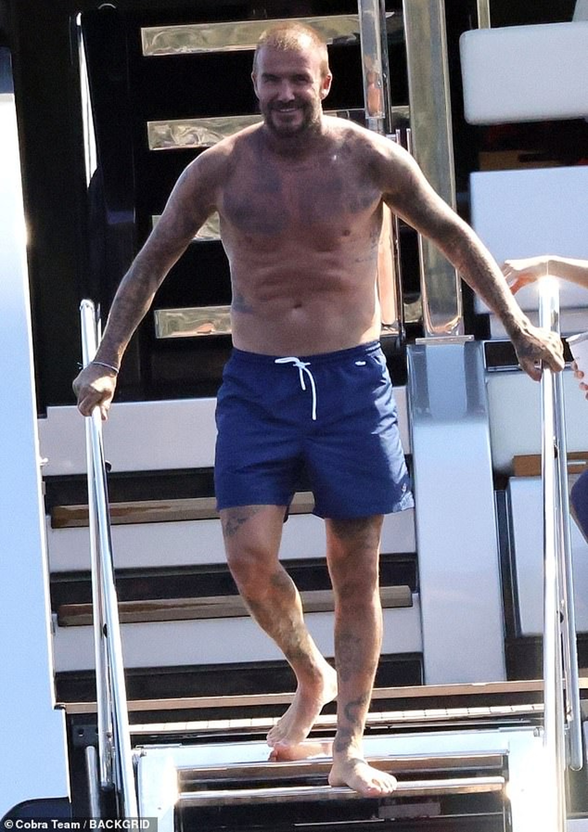 Gia đình Beckham tận hưởng kỳ nghỉ dưỡng trên siêu du thuyền - 8 Gia đình Beckham tận hưởng kỳ nghỉ dưỡng trên siêu du thuyền - 8
