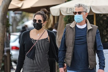 Katharine McPhee bế bụng bầu ra phố cùng chồng hơn 35 tuổi