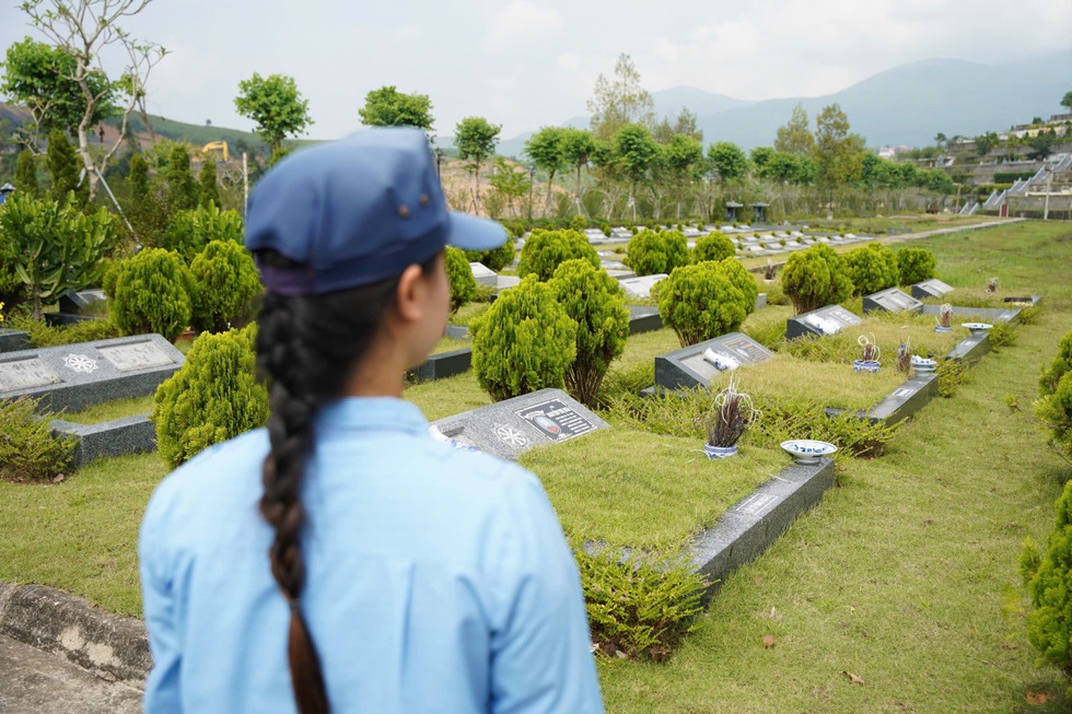 Những người phụ nữ làm công việc trông mộ, giúp việc cho... người chết - 7 Những người phụ nữ làm công việc trông mộ, giúp việc cho... người chết - 7