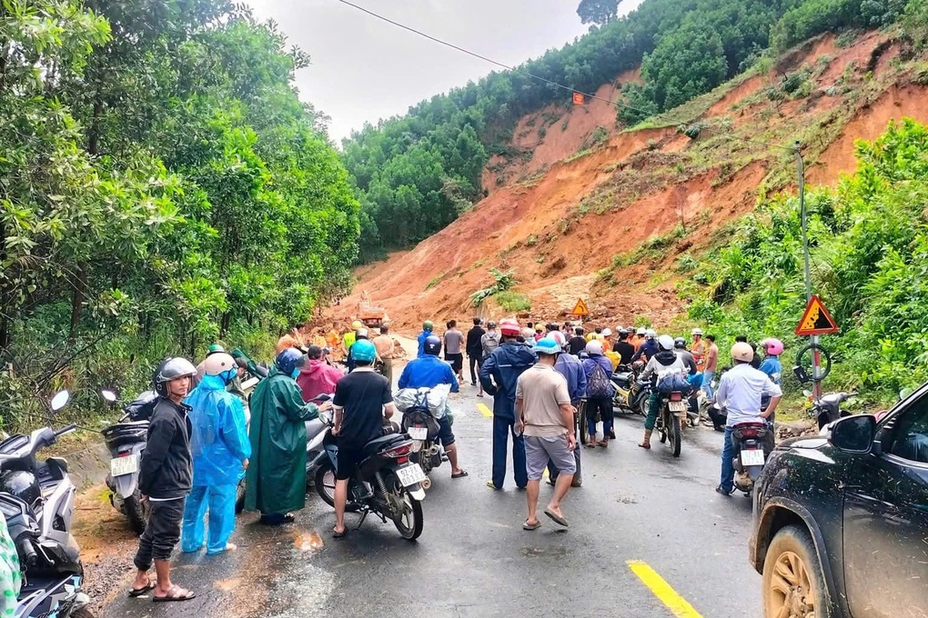 Đèo Lò Xo thông xe, nhiều phương tiện được giải thoát sau 5 ngày mắc kẹt - 2 Đèo Lò Xo thông xe, nhiều phương tiện được giải thoát sau 5 ngày mắc kẹt - 2