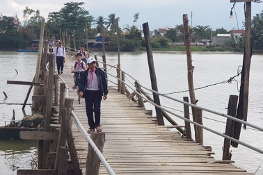 Học sinh Nha Trang háo hức qua sông trên cầu gỗ 2 lần bị lũ cuốn