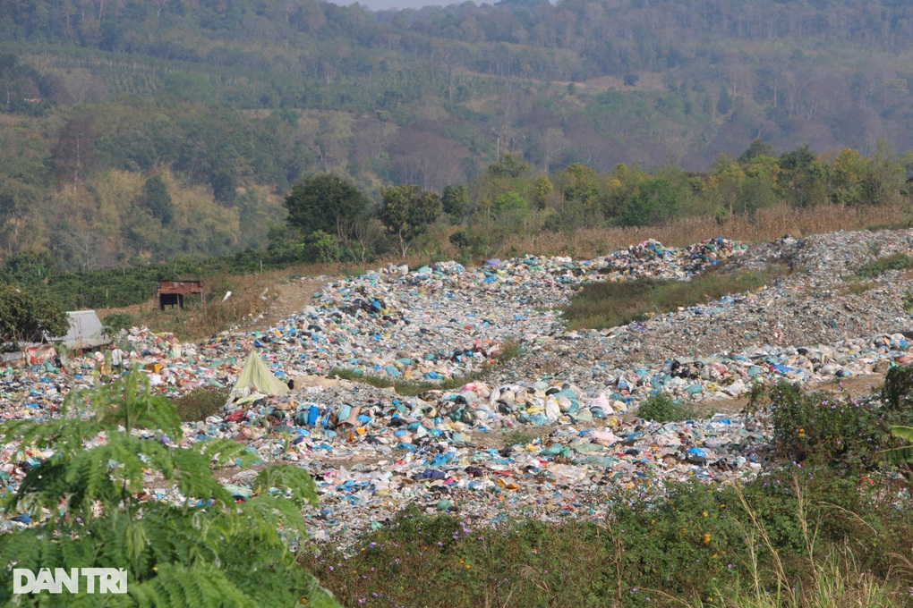 Bơm, kim tiêm... đổ tràn lan ra bãi rác - 1 Bơm, kim tiêm... đổ tràn lan ra bãi rác - 1