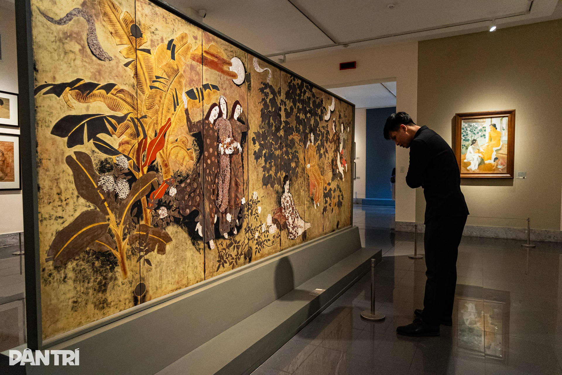 Khách Tây chăm chú ngắm tranh sơn mài, tượng phật bà tại Bảo tàng Mỹ thuật - 6 Khách Tây chăm chú ngắm tranh sơn mài, tượng phật bà tại Bảo tàng Mỹ thuật - 6