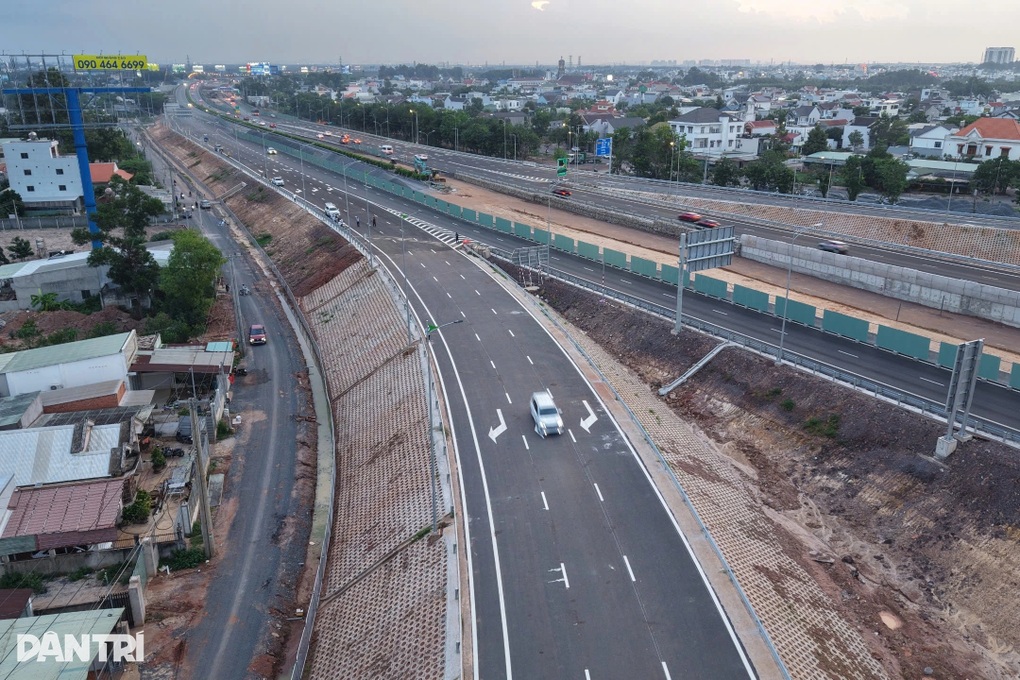 Tài xế TPHCM phấn khởi khi thông nút giao vào cao tốc Biên Hòa - Vũng Tàu - 1