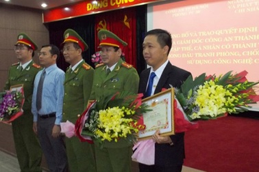 Một nhân viên ngân hàng giúp công an bắt quả tang nhóm tội phạm công nghệ cao