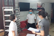 Hà Nội: Phát hiện 1 xưởng sản xuất bánh trung thu nằm cạnh rãnh nước thải