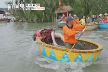 Clip “hoa hậu Hàn Quốc ngã xuống nước khi chơi thuyền thúng tại Việt Nam” gây sốt tuần qua