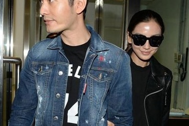 Vợ chồng Huỳnh Hiểu Minh tay trong tay sau khi kết hôn